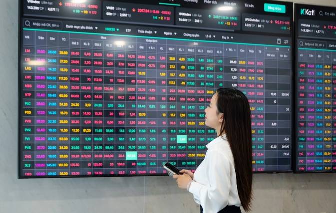 Phân Tích Cổ Phiếu MBB, HDB, VPB: Khi Nào Tạo Đáy? Có Nên Mua Gom? 4/10/2026. Nhật Tân Invest xin chào  ...