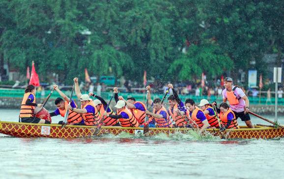 Mãn nhãn những màn tranh tài giải đua thuyền rồng, ván SUP trên Hồ Tây 