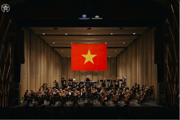 "Chạm Thanh Thu” cùng hơn 100 nghệ sĩ giao hưởng London Symphony Orchestra 