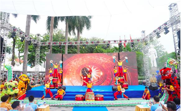 Mãn nhãn những màn tranh tài giải đua thuyền rồng, ván SUP trên Hồ Tây 
