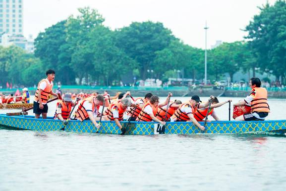 Mãn nhãn những màn tranh tài giải đua thuyền rồng, ván SUP trên Hồ Tây 