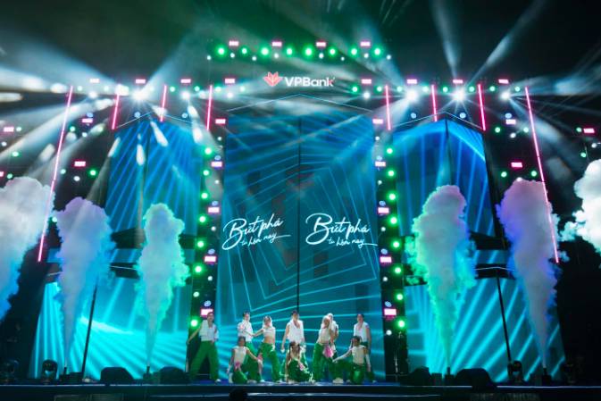 Hơn 20.000 khán giả cháy hết mình trong đêm nhạc hội VPBank Music Night