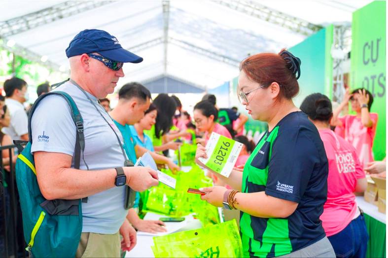 Một vòng phố đi bộ, bắt trọn sức nóng VPBank Hanoi International Marathon 2026 trước giờ xuất phát 