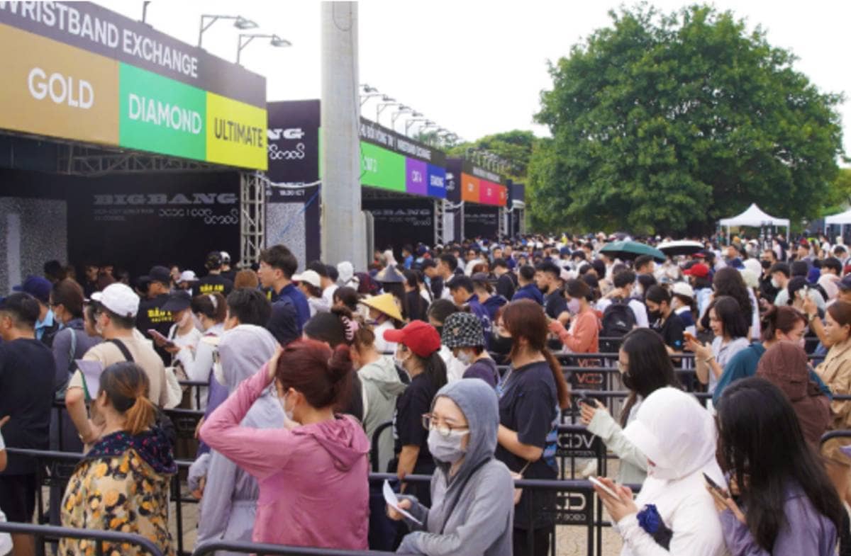 SVĐ Mỹ Đình nóng lên trước giờ G: Fan BIGBANG háo hức đổi vòng tay, đếm ngược hai đêm concert